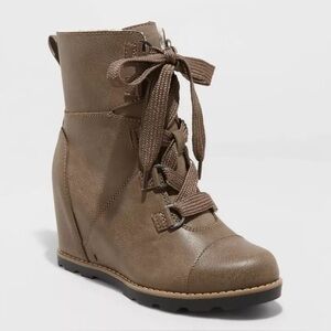 Wedge universal thread boots